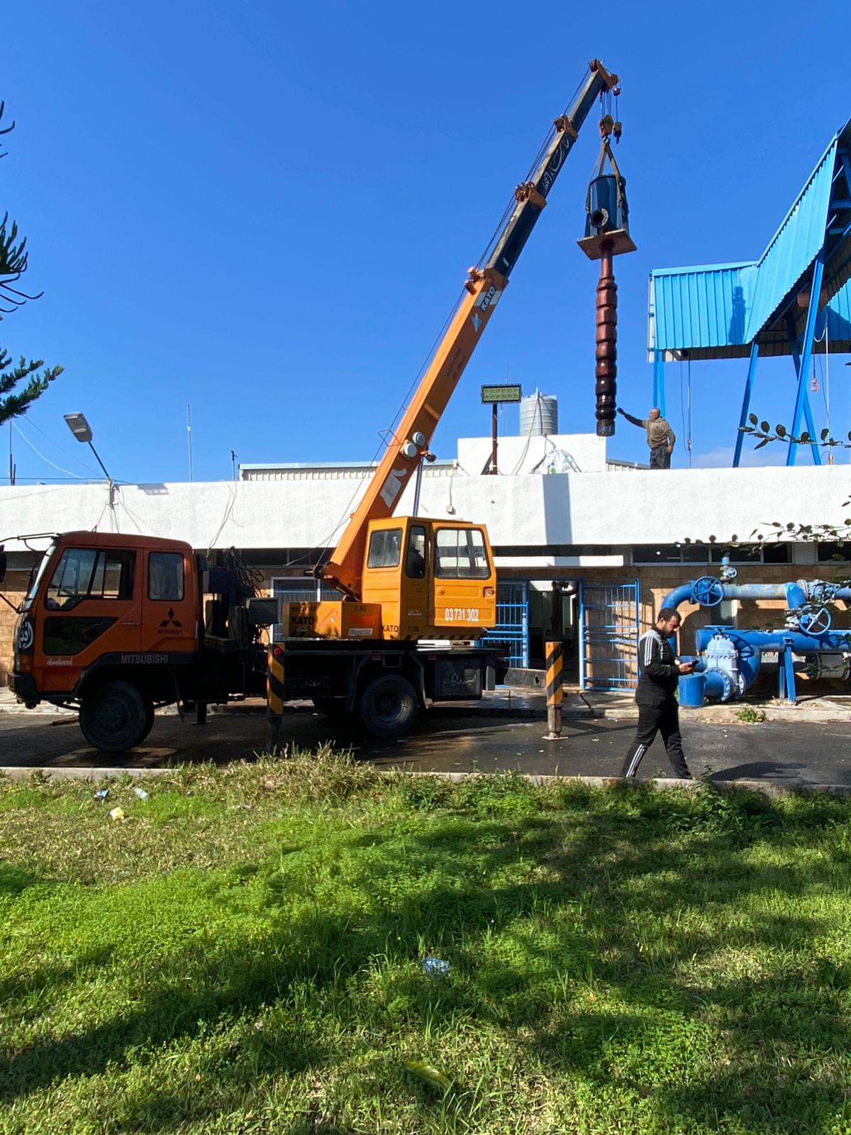 Crane handling deep well pump column