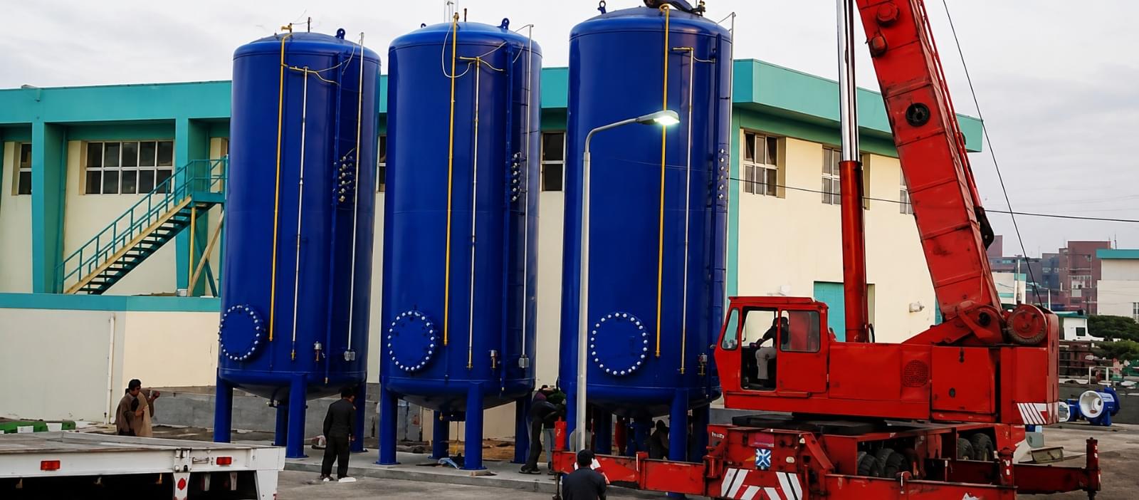 Surge protection vessels installed at pumping station with mobile crane