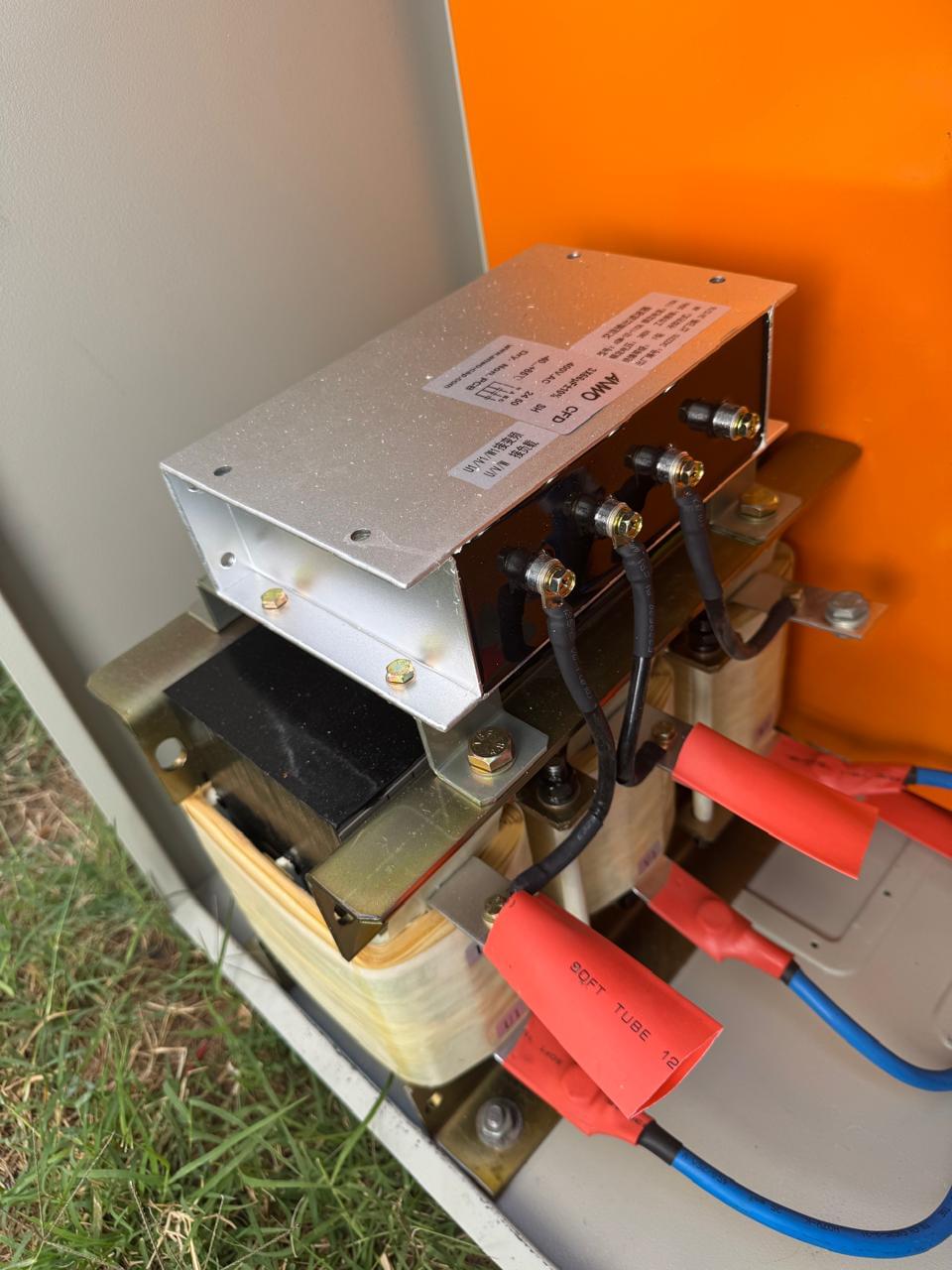 Solar-powered remote pumping installation with advanced controls